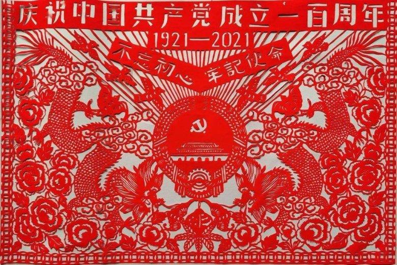 居民楼顶养鸽子气味太重！执法人员耐心劝诫并清理现场